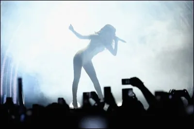 Quelle chanson alors inédite a-t-elle interprétée lors du ''Revival Tour'' ?