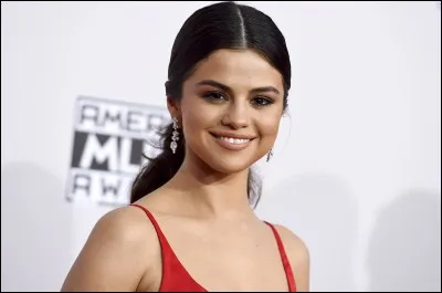 En 2016, après un long break à cause du lupus, elle fait son comeback aux American Music Awards. Quelle prix a-t-elle gagner ?