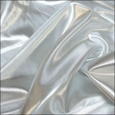 Laquelle de ces chaussures est argentée ?