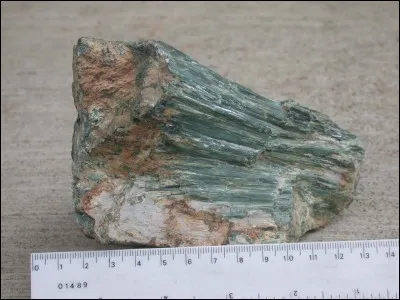 Comment se nomme un minéral lui ressemblant mais ayant une dureté de 2,5 ?