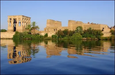 Je veux visiter Assouan, je vais en/au :