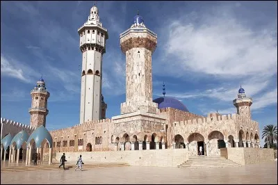 Dans quel pays peut-on trouver une ville religieuse nommée Touba ?