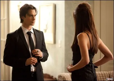 Avec qui Damon a-t-il dansé pour le bal de Miss Mystic Falls ?