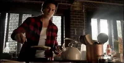 Comment Bonnie et Damon se rendent-ils compte qu'il y a quelqu'un d'autre avec eux ?