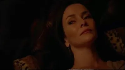 Que dit Damon à sa mère quand elle est en train de mourir sur leur canapé ?