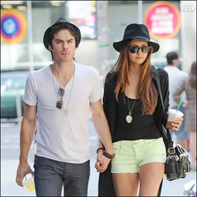 Avec qui Damon est-il sorti ? (même sous hypnose)