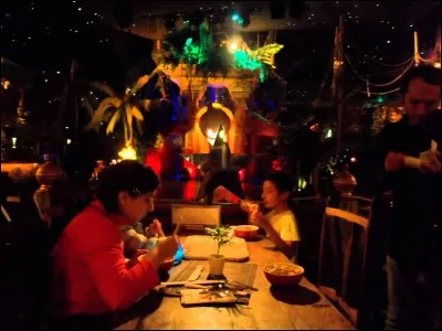 Dans quelle attraction se trouve ce restaurant ?