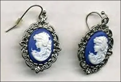 A qui appartiennent ces boucles d'oreilles ?