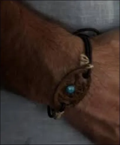 A qui appartient ce bracelet ?