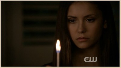 A cause de quel membre de la famille d'Elena qui est décédé a-t-elle mis feu à sa maison ?