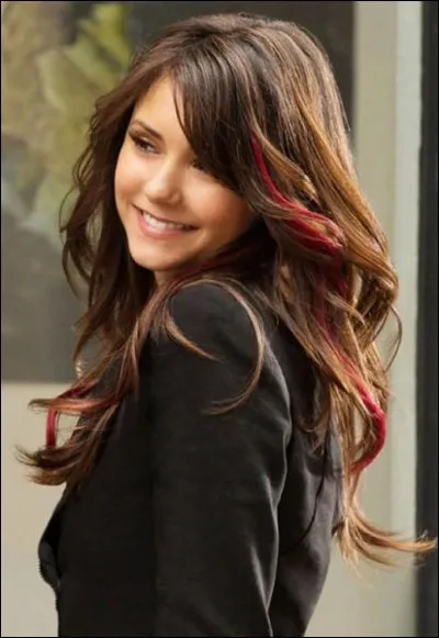 Où Elena a-t-elle fait sa mèche rose ?