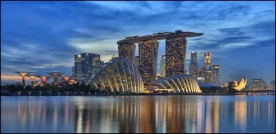 Le taux d'urbanisation à Singapour est de 82%.