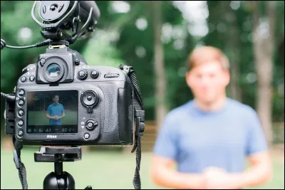 Lequel de ces youtubeurs fait des vidéos "Vlog familial" ?