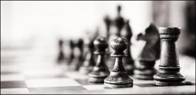 Aux échecs, de combien de pièces dispose chaque joueur ?