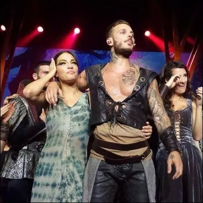 Avec qui a-t-il été en couple après son aventure dans la comédie musicale ''Robin des Bois'' ?