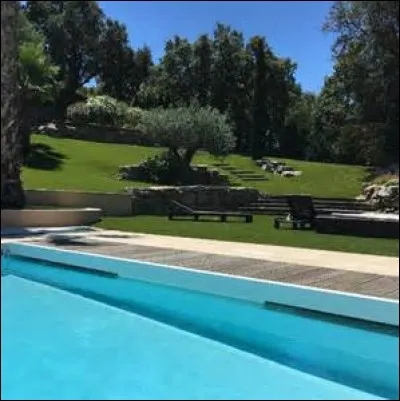 Où se trouve sa maison de vacances ?