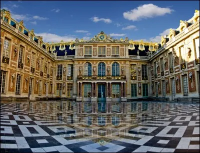 Où est situé le château de Versailles ?