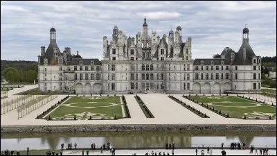 Près de quel fleuve les châteaux de François 1er sont-ils construits ?