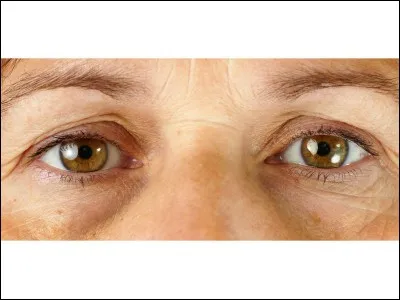 Tu vois une personne au loin. Où regarde-t-elle ?