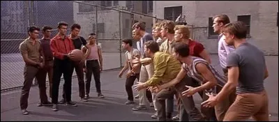 Comment s'appellent les deux gangs de rue rivaux dans le film musical "West Side Story" (1961) ?