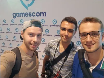 Qui est le youtubeur portant avec la casquette à l'envers ?