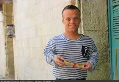 Qui amène les parchemins au présentateur ?