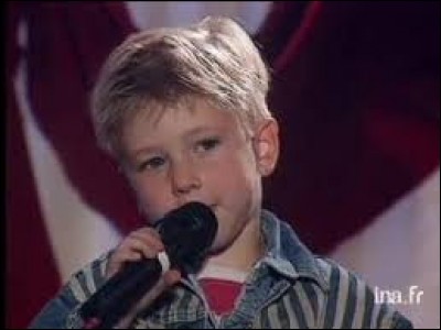 Comment s'appelle cet enfant qui à l'âge de 4 ans connu le succès en chantant "Dur dur d'être un bébé" en 1992 ?
