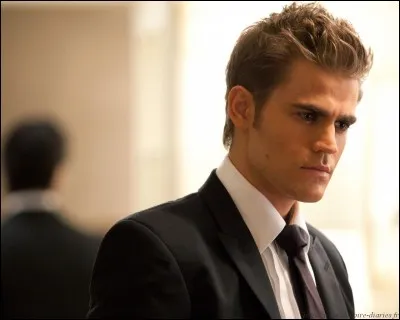 Avec qui Stefan était-il censé danser au bal de Miss Mystic Falls ?