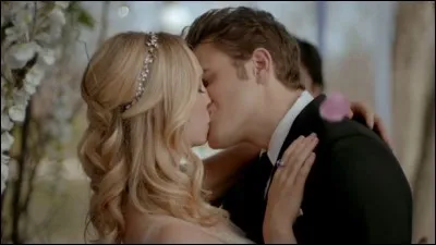 Dans quelle saison Stefan se marie-t-il avec Caroline ?
