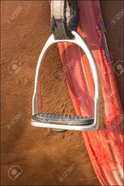 Pour le trot assis, il faut régler les étriers courts.