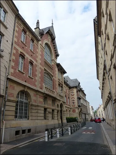 Au collège/école, tes copains t'empruntent souvent...