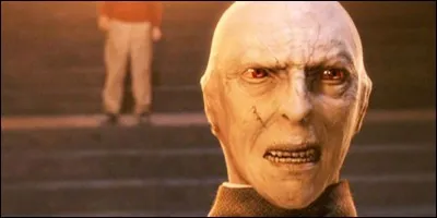 Sur la tête de qui est-il ?