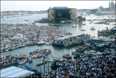 Le 15 juillet 1989 après la reformation du groupe avec Gilmour, Wright et Mason, un concert fut organisé à Venise avec notamment une scène étant disposée sur l'eau (scène flottante). Quel en fut le résultat ?