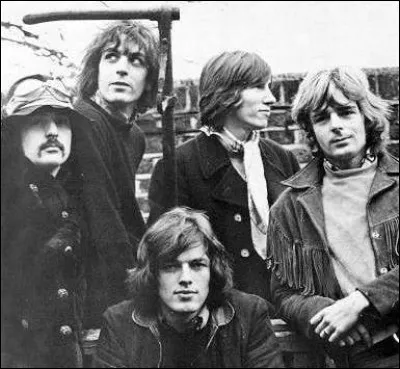 Syd Barrett est écarté du groupe suite à sa consommation abusive de drogues et à son manque de travail. Il est donc remplacé par David Gilmour, un ami d'enfance de Syd. Mais pendant une courte période, Pink Floyd était composé de cinq membres. Quand ?