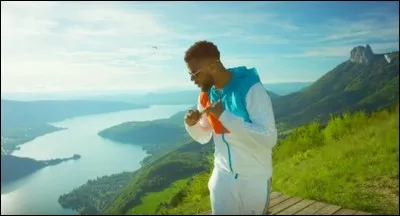 J'veux plus entendre parler de bracelet, peine aménagée
C'est derrière toi, c'est du passé, wesh wesh on a quel âge ?
Eh, gros, c'est l'moment de brasser
Ouais ouais, l'moment de brasser
Pas laisser passer madame la thune sans (...)"