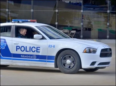 Si un policier est en pause ou hors de son district (ville, endroit de travail, etc.) et qu'il voit une personne faire une infraction routière, doit-il l'arrêter ?