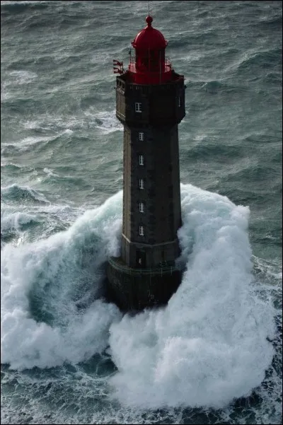 Combien mesure le phare de la Jument ?