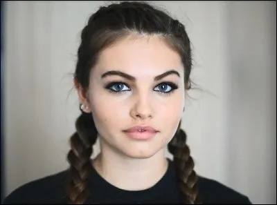 Fille d'une ex-animatrice et actrice phare des années 90 et d'un ex-footballeur de l'OM, elle débute une carrière de mannequin et devient égérie L'Oréal :