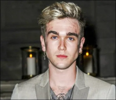 Fils d'une grande actrice française de théâtre et de cinéma et d'un grand acteur, il devient mannequin notamment pour Dolce Gabbana :