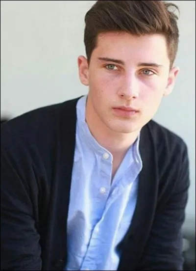 Fils d'une actrice française et de l'humoriste le plus célèbre de France, il s'impose en tant que mannequin et défile pour Dolce Gabbana :