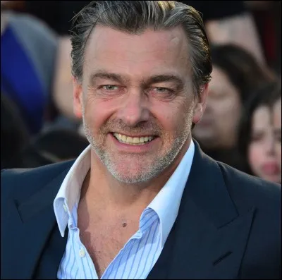 Ray Stevenson joue :