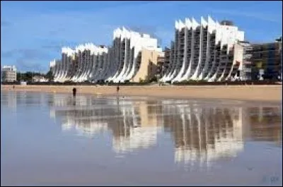 La Baule est réputée pour sa longue plage située au fond de la baie du Pouliguen, son casino et ses palaces en bord de mer.