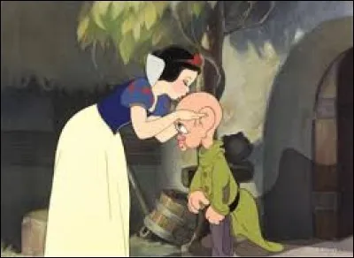 Combien de fois Blanche-Neige embrasse-t-elle Simplet avant que les nains partent pour la mine ?