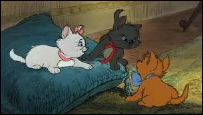Dans "Les Aristochats", que dessine Toulouse au début du film ?