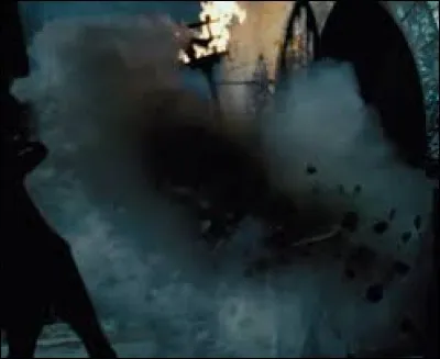 Quel est le sortil&egrave;ge permettant de faire exploser quelque chose (utilis&eacute; contre une porte par Hermione dans le 3 et contre un mur par Ombrage dans le 5) ?