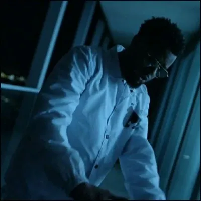 Compléter les paroles : "J'avance dans l'obscurité
À cent à l'heure, sans ceinture d'sécurité
Me demande pas où j'suis (...)".
J'y vois que dalle, comment saisir les opportunités ?"