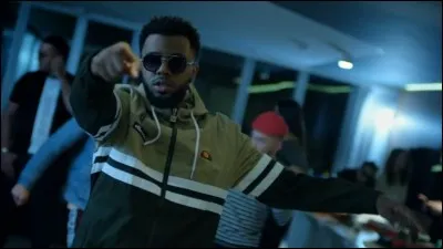 "Investi d'une mission
Assieds-toi sur le banc, le temps qu'je plie l'son
(...) brodé sur l'écusson
Comment tu veux la cuisson ?"