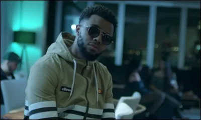 Combien de fois Lefa répète le mot "Popstar" lors du refrain ?