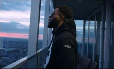 Compléter les paroles : "Trop d'choses à dire, j'risque pas de dev'nir une popstar
Tu m'as jamais vu torse nu (...)".
Mets les sons dans une clé pour les potos qui tournent au schtar".