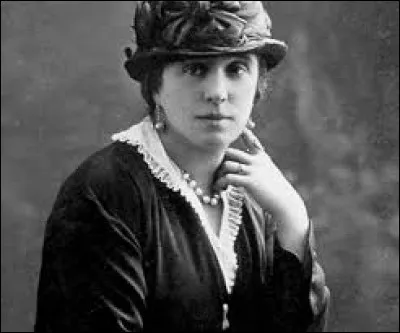 Figure de la haute couture et de l'élégance française, elle est née le 1er janvier 1867 :